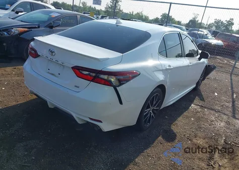 2021 Toyota Camry Se z USA, uszkodzony, nr VIN 4T1G11AK5MU556560